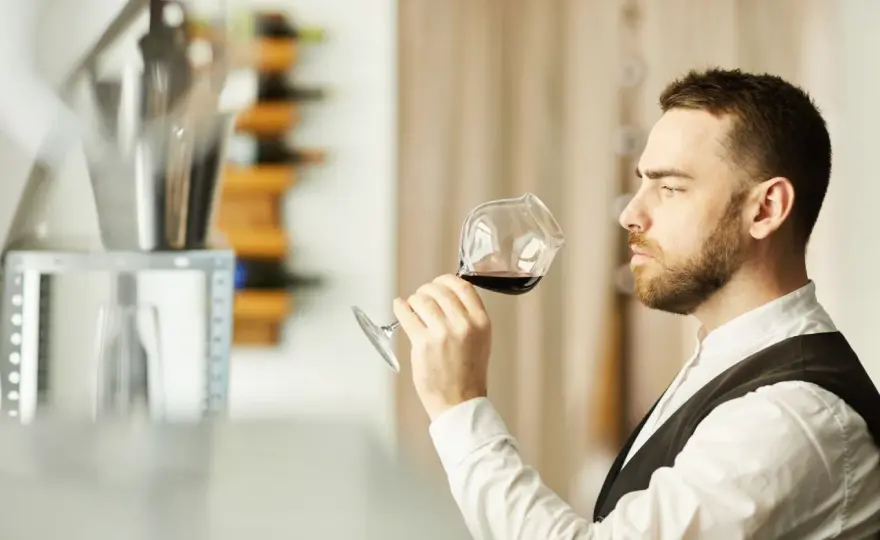 Sommelier - Kto to jest? Zarobki, praca, kariera w Polsce
