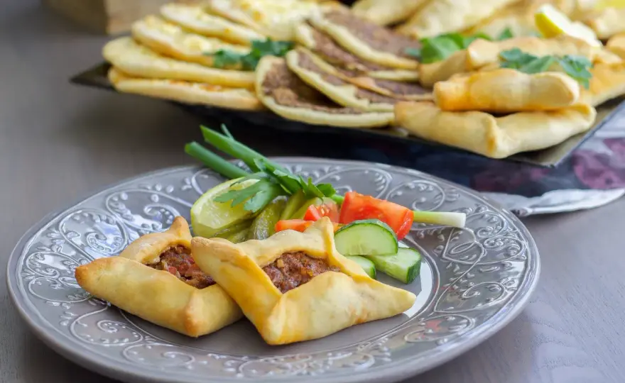 Lahm bi ajeen - Så bakar du perfekt street food hemma