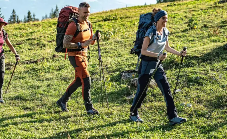 Jakie spodnie w góry wybrać? Poradnik na każdą porę roku