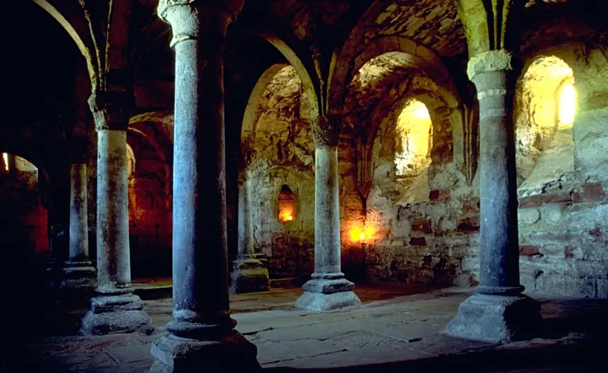 Krypta in der Kirche - Funktion, Aufbau & Abgrenzung erklärt