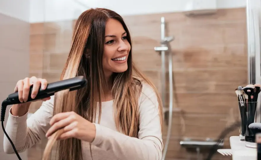 Cómo alisar el pelo para siempre - métodos, precio y riesgos