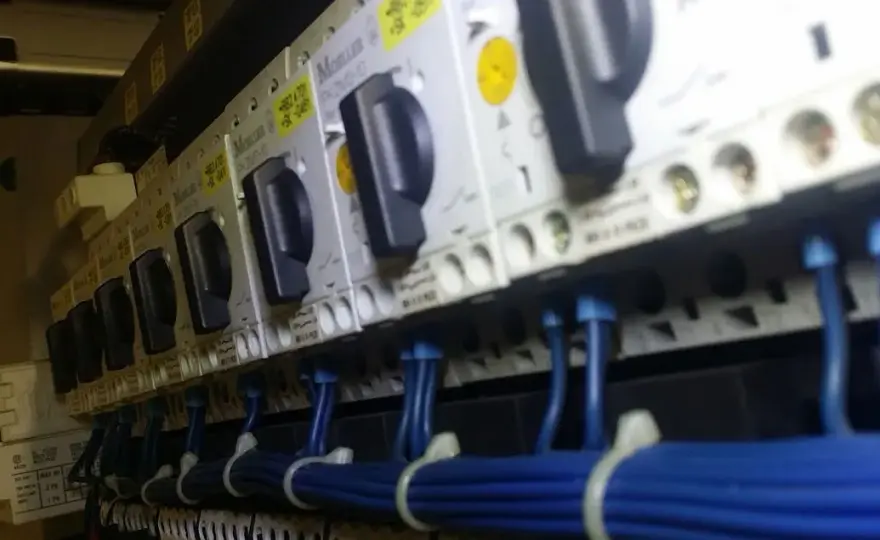 Jak wybrać odpowiedni bezpiecznik na 3 fazy dla bezpieczeństwa instalacji
