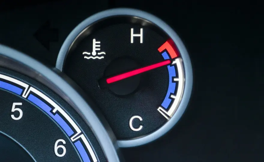 Czujnik temperatury płynu - objawy, test, wymiana. Kiedy to nie on?