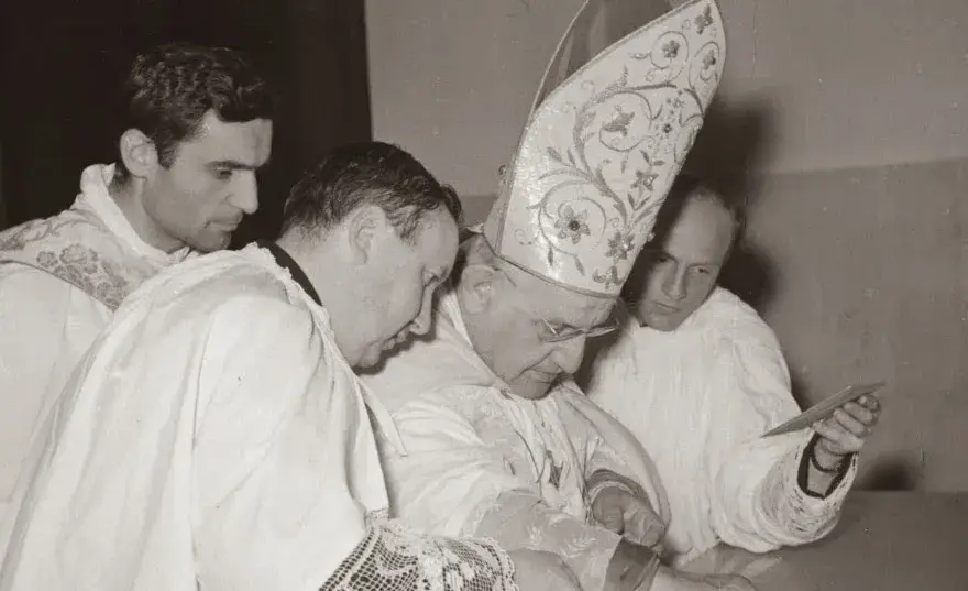 Ile świec na ołtarzu? Odkryj tajemnice liturgicznych tradycji