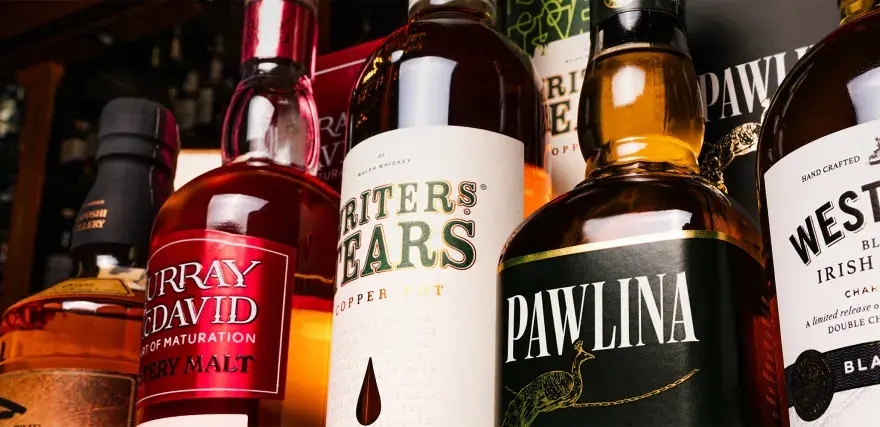 Mętnienie whisky: Czy to wada? Poznaj przyczyny i sekret smaku