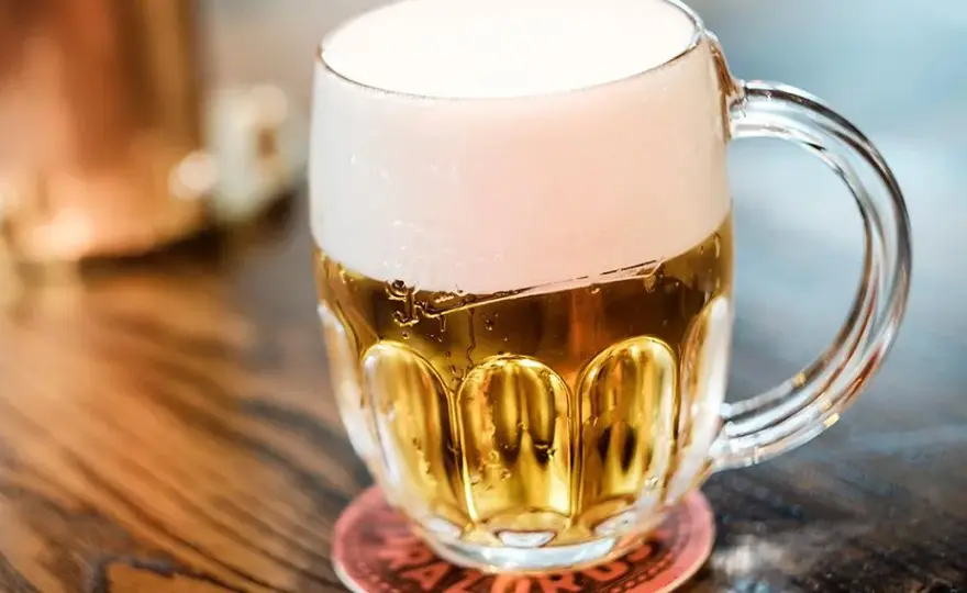 Jakie są piwa? Odkryj różnorodność smaków i rodzajów piw