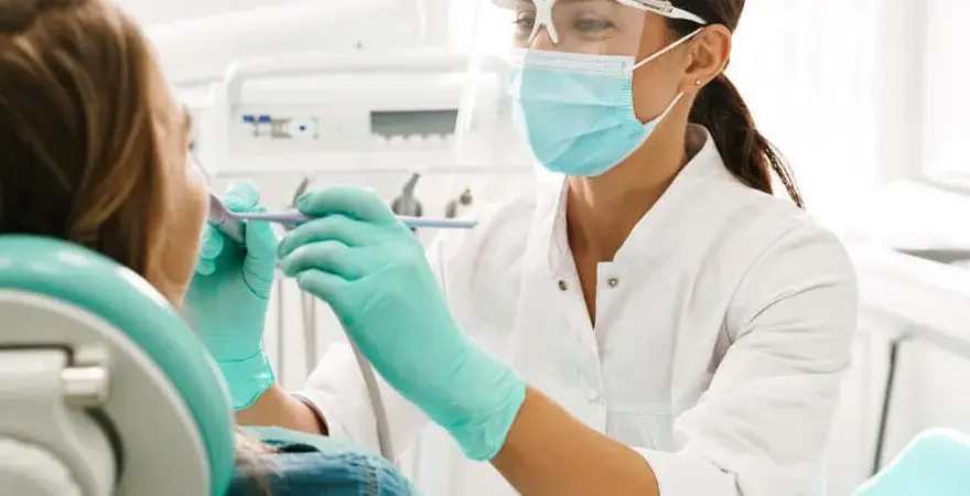 Jak poprawnie używać dentystą czy dentystom w zdaniach?