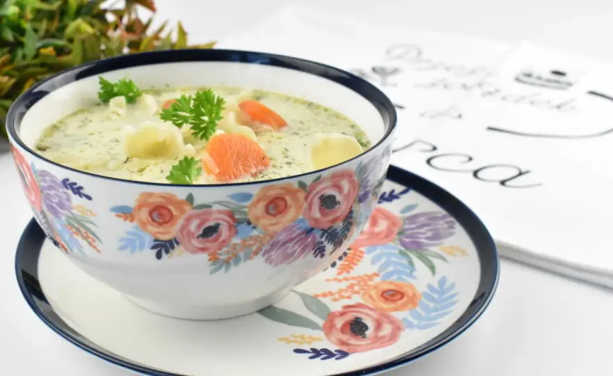 Klasyczna zupa ogórkowa z makaronem! Dodajemy tajny składnik!