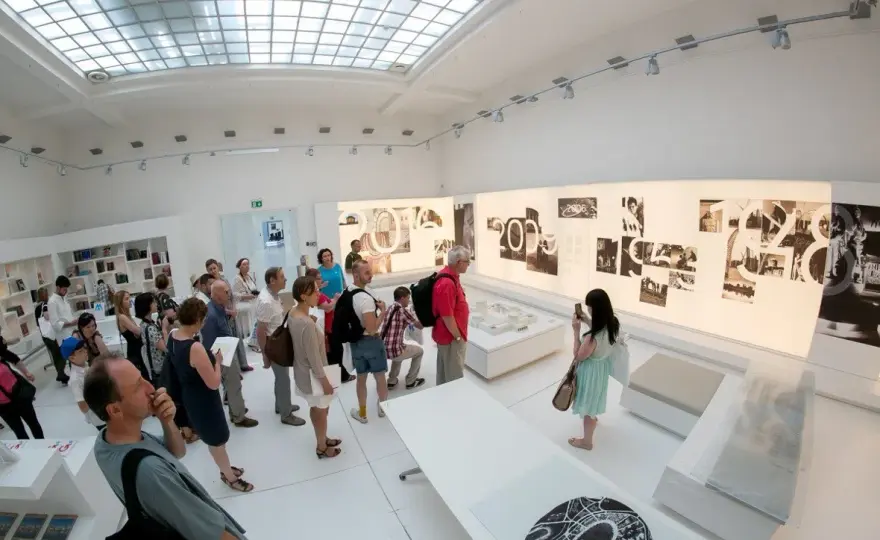 Pawilonu Czterech Kopuł muzeum sztuki współczesnej – historia i wystawy
