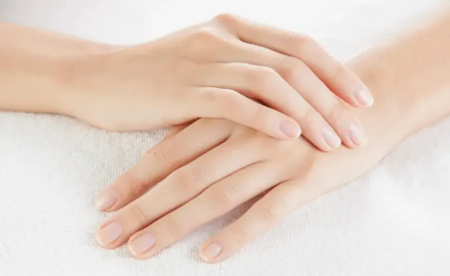 Chiński manicure na czym polega? Poznaj sekrety zdrowych paznokci.