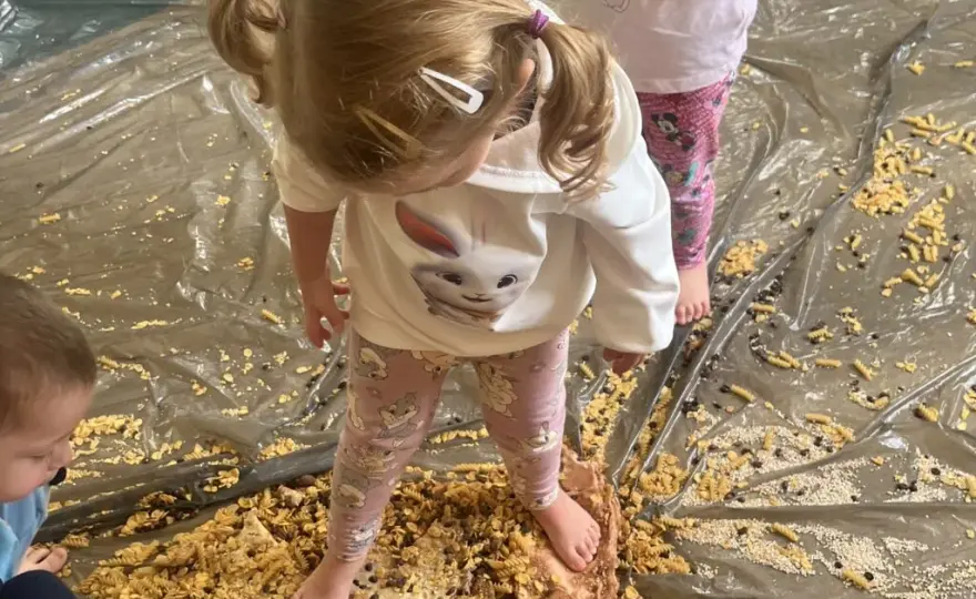 Zabawki sensoryczna DIY: kreatywne pomysły na rozwój dziecka w domu