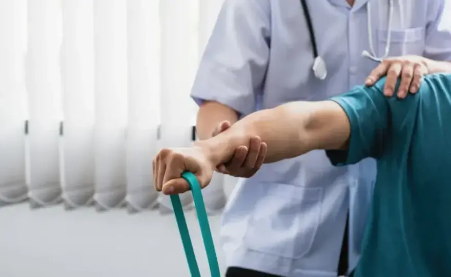 Lekarz rehabilitacji wystawi L4? Tak! Poznaj zasady i prawa