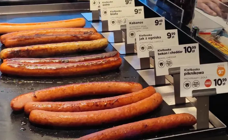 Ile kosztuje duży hot dog na Orlenie? Ceny i promocje, które musisz znać
