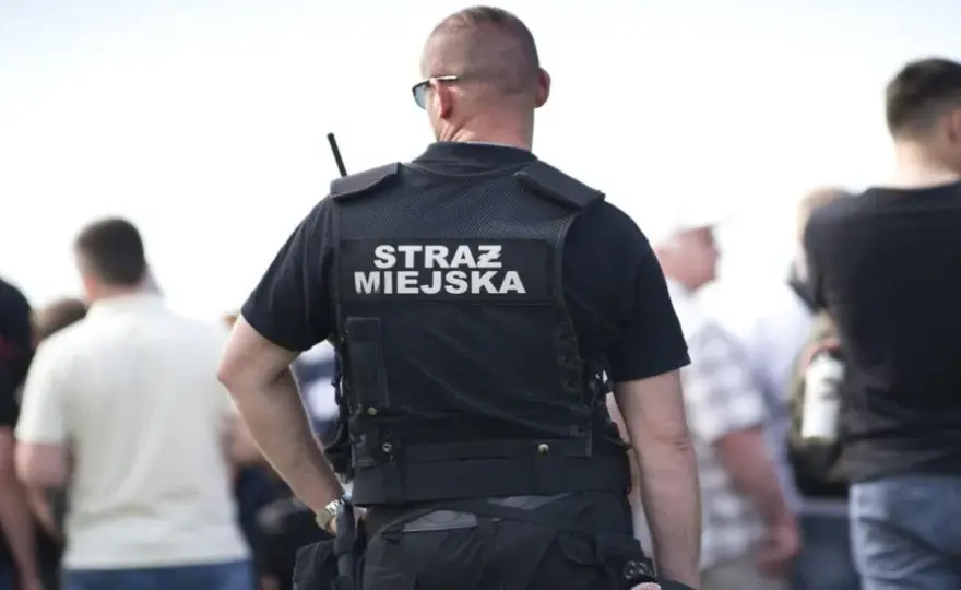 Umundurowanie straż miejska - szczegóły i regulacje, które musisz znać