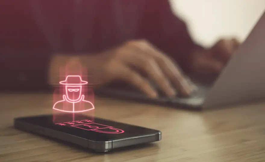 Podsłuch w telefonie? Jak rozpoznać i odzyskać kontrolę