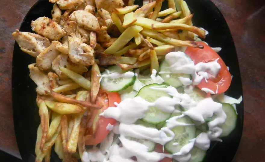 Ile kalorii ma kebab z frytkami? Zaskakujące różnice w kaloryczności