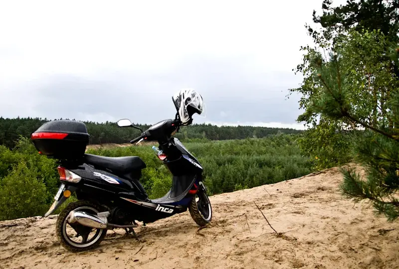 Kompletny poradnik jak jeździć motorowerem: zasady i bezpieczna jazda