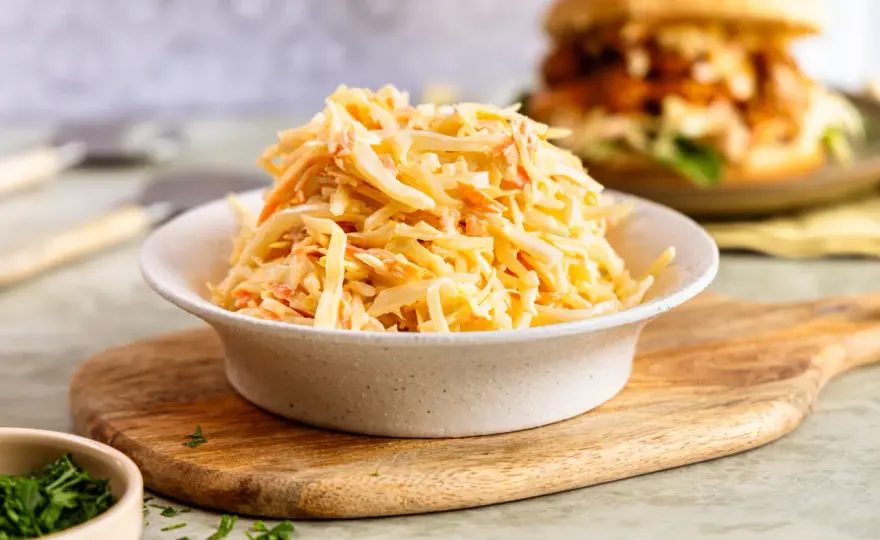 Coleslaw Rezept - So wird der Krautsalat perfekt cremig und knackig