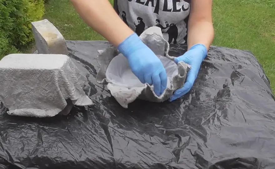 Jak zrobić kwietnik z jeansów i cementu? Trwały DIY krok po kroku