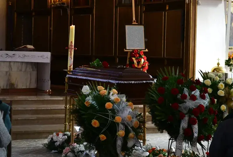 Jak ustawić trumnę w kościele, aby oddać szacunek zmarłemu?
