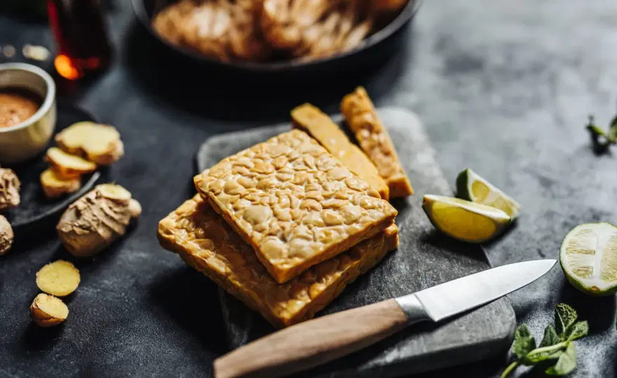 Tempeh in salsa agrodolce, croccante e saporito