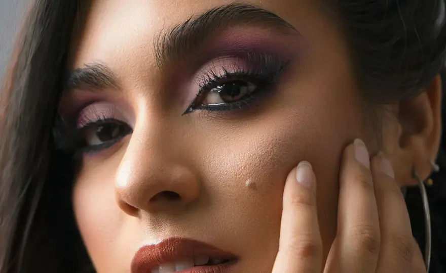 Comment se maquiller les yeux en noir sans alourdir le regard ?