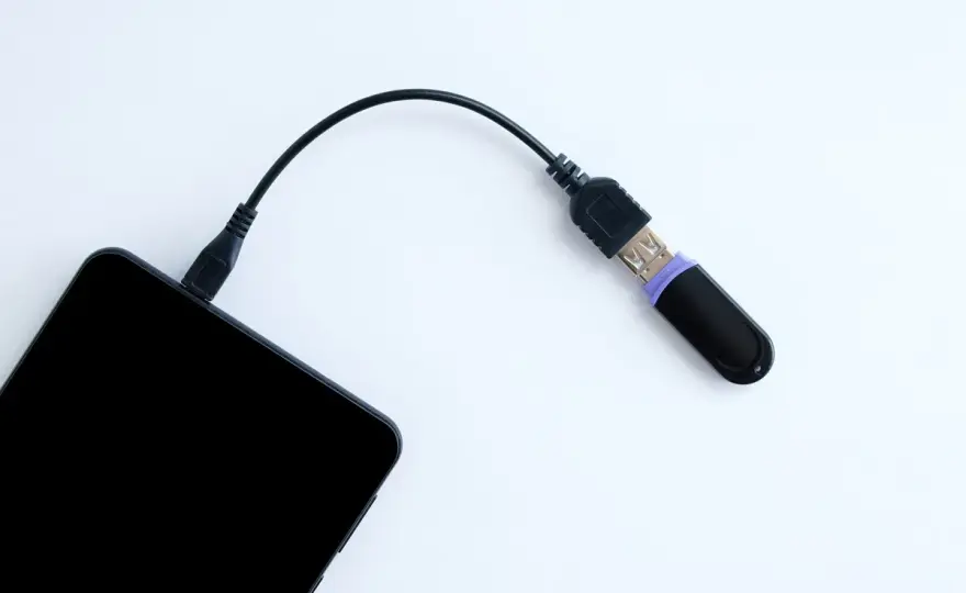 Pendrive w telefonie? Podłącz Androida i iPhone'a bez problemu!