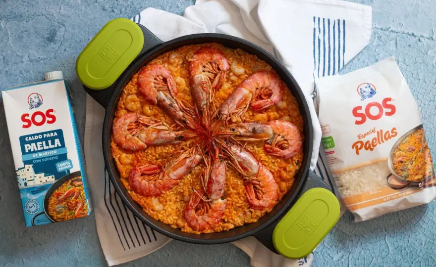 Paella con gambas jugosa y con todo el sabor a mar