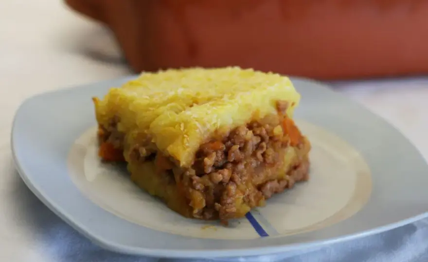 Pastel de carne casero con puré de patata gratinado