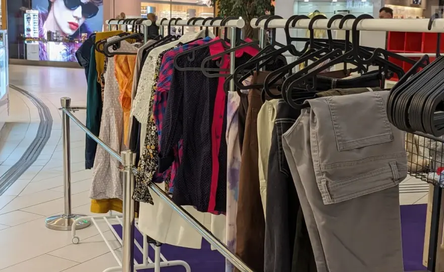 Co ze starymi ubraniami? Sprzedaj, oddaj, przerób - kompleksowy poradnik