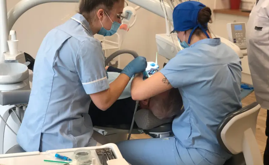 Czy podczas okresu można iść do dentysty? Bezpieczne zabiegi i ryzyka