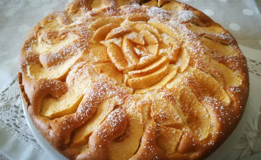 Torta di mele senza glutine morbida e stabile con dosi e trucchi