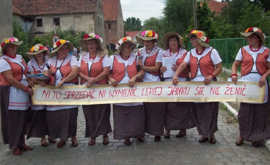 Śmieszne teksty na bramy weselne - Jak rozbawić parę bez wpadki?