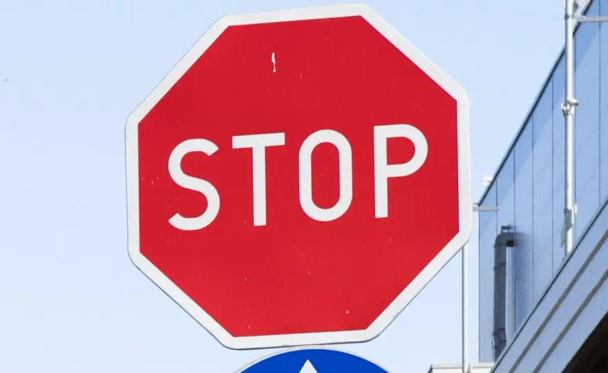 Znak STOP B-20 - Jak uniknąć mandatu i jechać bezpiecznie?