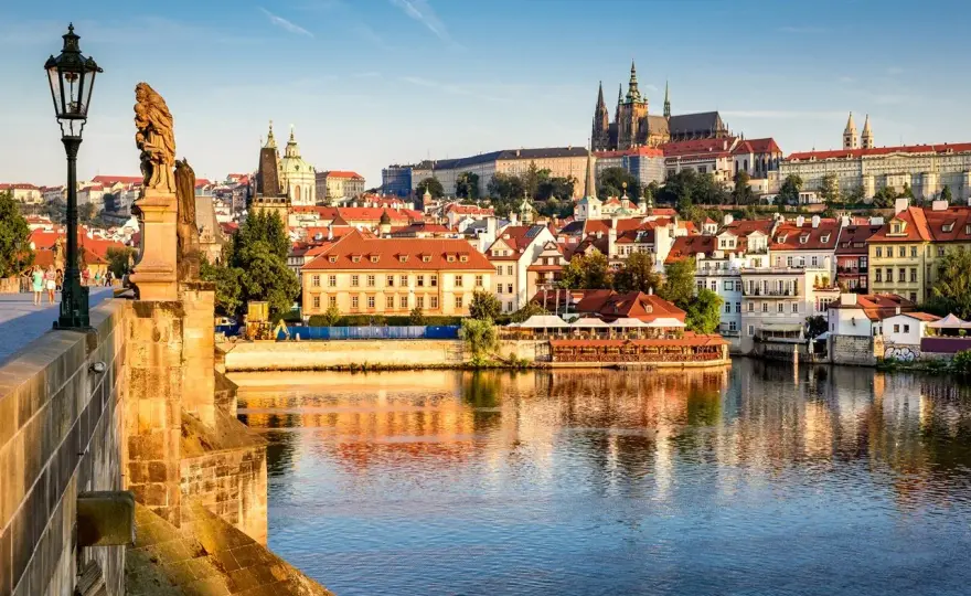 Ile kosztuje rejs po Wełtawie? Szczegóły cen, długość i usługi.