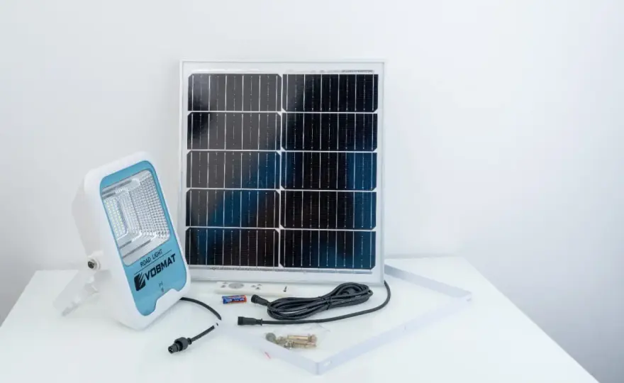 Lampa solarna słabo świeci? Wymień akumulator! - Poradnik