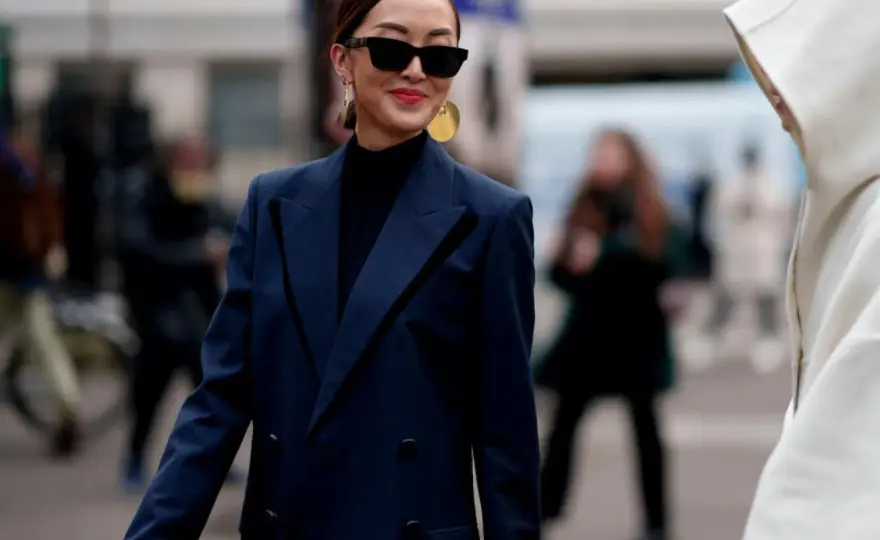 Dunkelblau & Schwarz: So gelingt der elegante Outfit-Trend