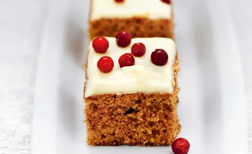 Mjuk pepparkaka med frosting – så blir den perfekt saftig