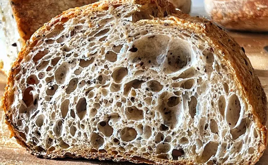 Pane con lievito madre, guida a una pagnotta alveolata