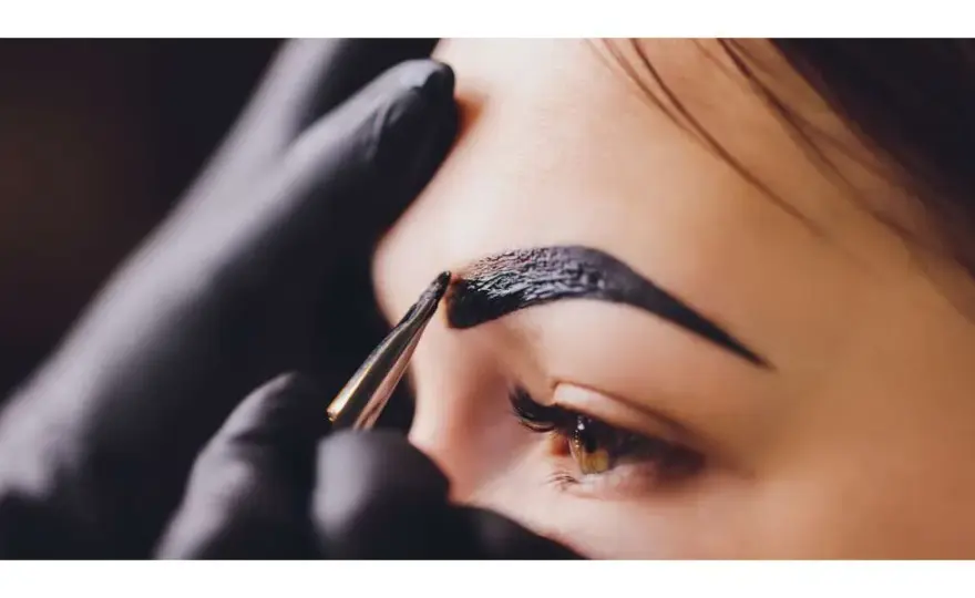 Henna do brwi: pudrowa czy żelowa? Wybierz idealny kolor i typ!