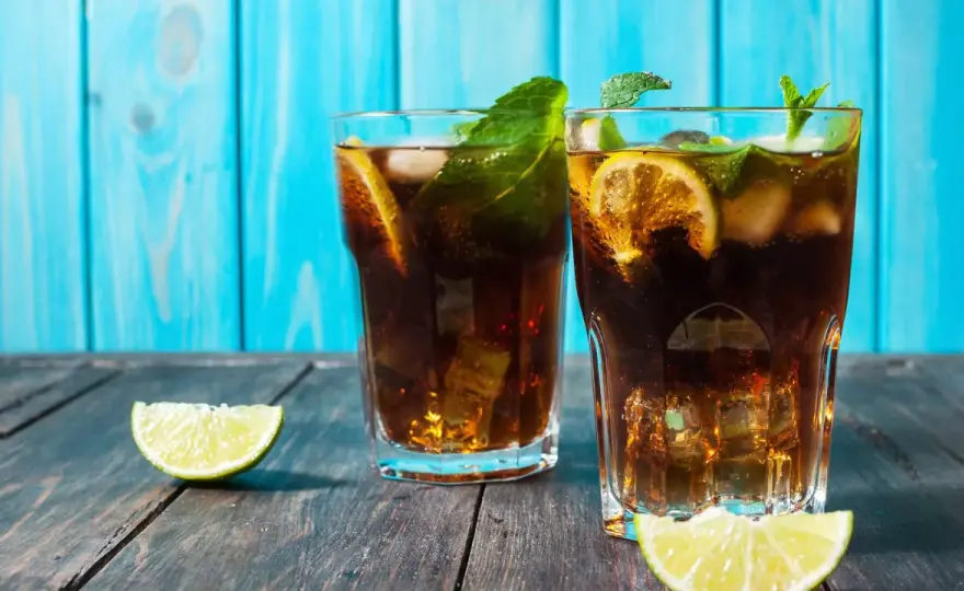 Daiquiri z ciemnym rumem? Sprawdź, jak zmieni smak i czy warto!