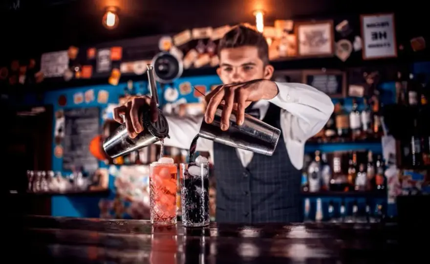 Barman co: odkryj tajniki zawodu barmana i interesujące firmy