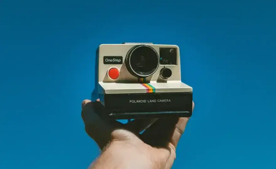 Instax czy Polaroid? Aparat natychmiastowy: wybór i koszty zdjęć