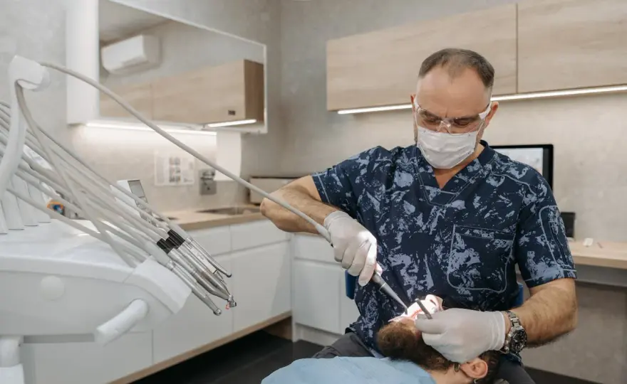 Znieczulenie u dentysty: Ile trwa odrętwienie i jak je skrócić?