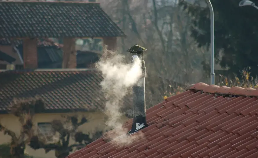 Jak ograniczyć dym z komina i poprawić jakość powietrza w domu