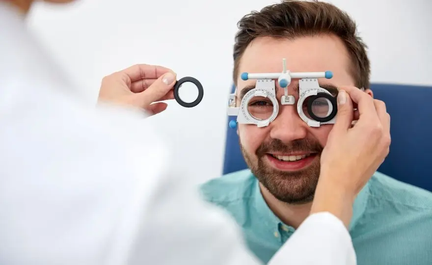 Jak zostać optometrystą - Poznaj aktualne wymogi i ścieżkę kariery