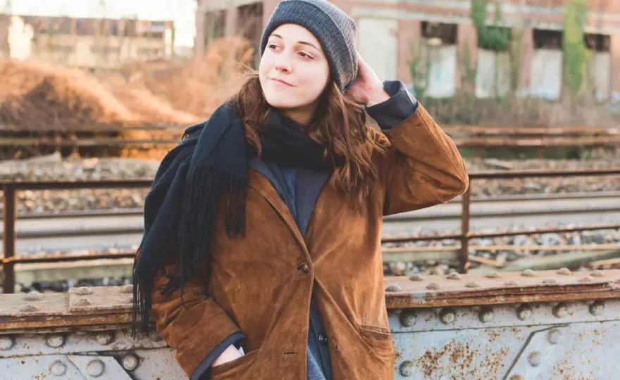 Brązowa czapka i szalik: Stylowe inspiracje i jak je nosić