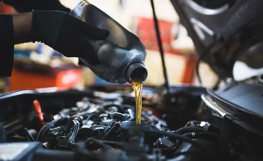 Cambio olio manuale - Quando farlo, costo e come scegliere