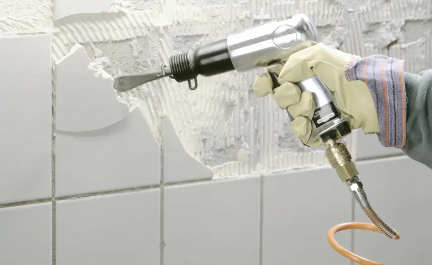 Fliesenkleber entfernen - so klappt es ohne Schäden