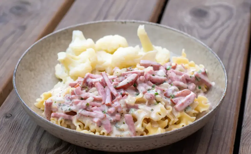 Pasta med skinksås som blir krämig och balanserad